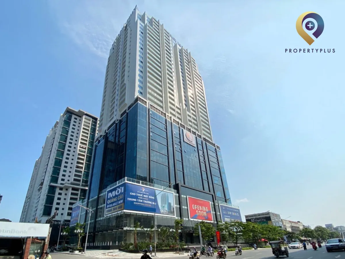 Tòa nhà Gold Tower nhìn từ phía dưới đường Nguyễn Trãi.